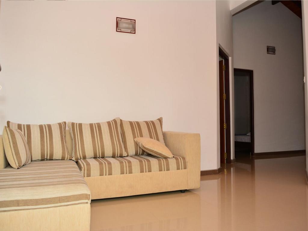 Hotel Tropical Garden Negombo Esterno foto