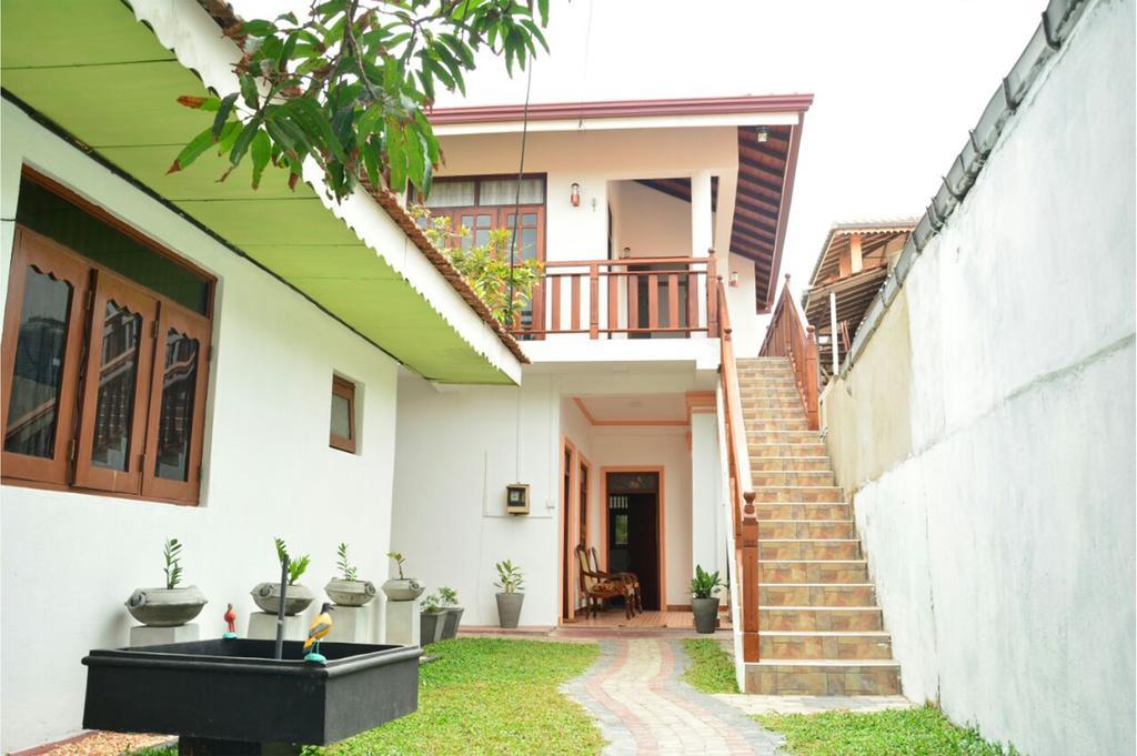 Hotel Tropical Garden Negombo Esterno foto