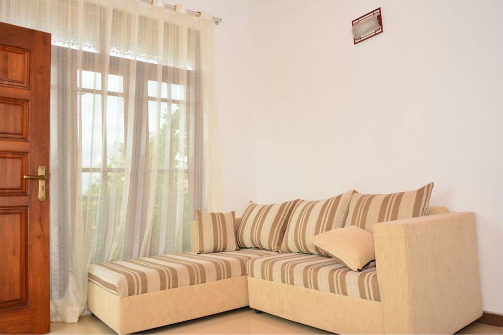 Hotel Tropical Garden Negombo Esterno foto