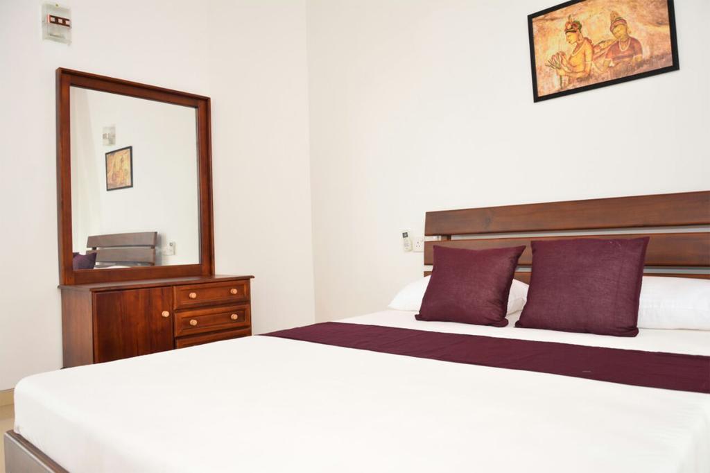 Hotel Tropical Garden Negombo Esterno foto